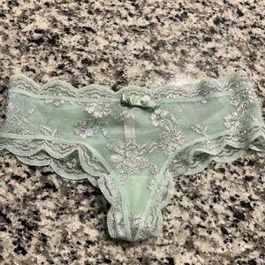 New Victoria’s Secret wide thong lace XS